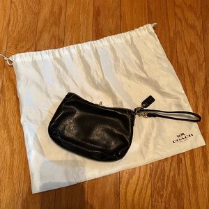 Coach wristlet, like new. Great condition. 8x5x2”
